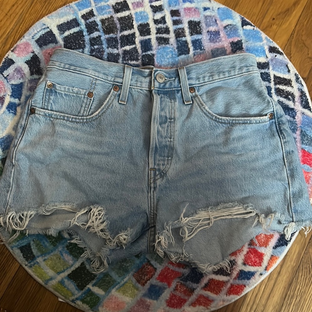 501 HIGH RISE SHORTS these shorts where worn twice and was recently bought